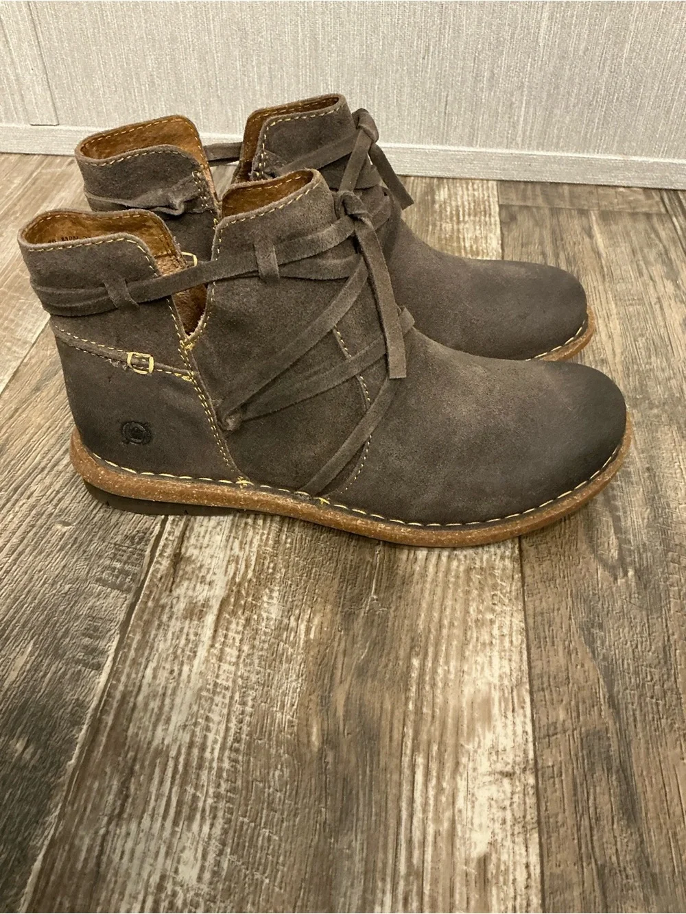 Born Women’s Gray Suede Chukka Boots Size 8